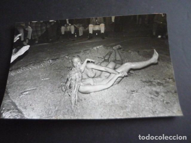 Fotografia antica: TORREMOLINOS MALAGA LUCHA CON BARRO ENTRE MUJERES ANTIGUA FOTOGRAFIA ORIGINAL 18 X 24 CM