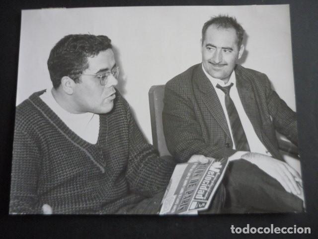 Fotografia antica: LOPEZ DE LA TORRE Y GUTIERREZ DE LEON MOTORISTAS ANTIGUA FOTOGRAFIA ORIGINAL 18 X 24 CM