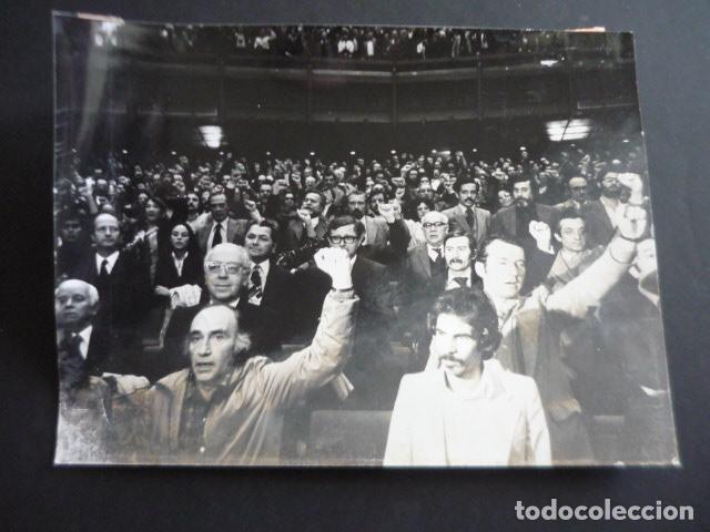 Antique Photography: MADRID 1978 INTEGRACION PARTIDO SOCIALISTA POPULAR EN EL PSOE FOTOGRAFIA ORIGINAL 18 X 24 CM