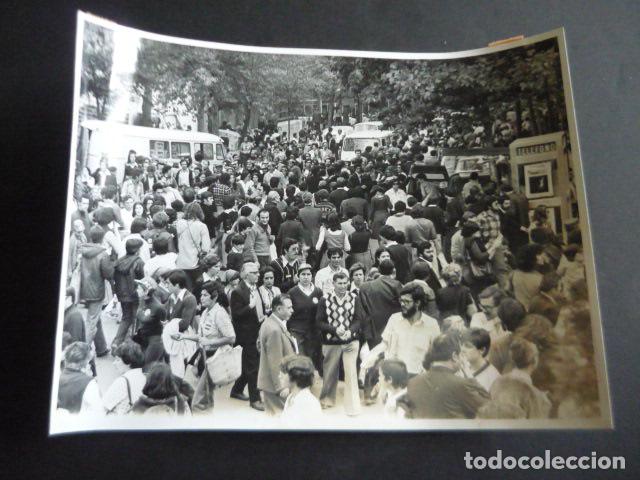 Antique Photography: MADRID FIESTA PARTIDO COMUNISTA ESPA&Ntilde;A CASA DE CAMPO TRANSICCION 1977 FOTOGRAFIA ORIGINAL 18 X 24 CM