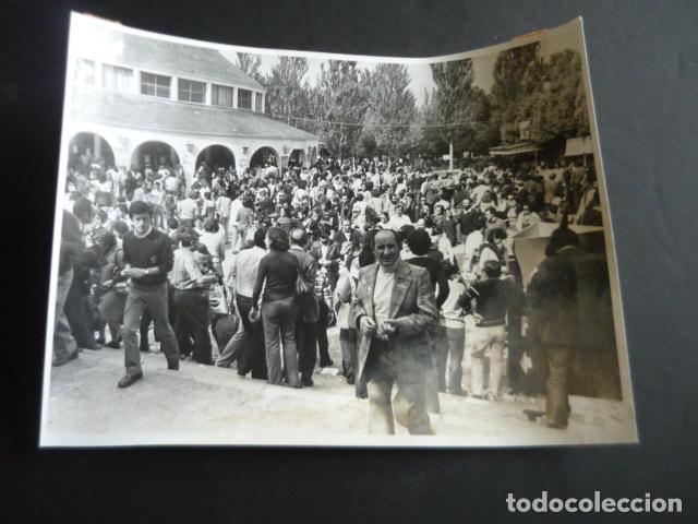 Fotograf&iacute;a antigua: MADRID FIESTA PARTIDO COMUNISTA ESPA&Ntilde;A CASA DE CAMPO TRANSICCION 1977 FOTOGRAFIA ORIGINAL 18 X 24 CM
