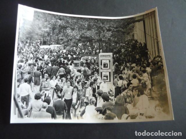 Antique Photography: MADRID FIESTA PARTIDO COMUNISTA ESPA&Ntilde;A CASA DE CAMPO TRANSICCION 1977 FOTOGRAFIA ORIGINAL 18 X 24 CM