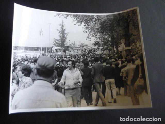 Alte Fotografie: MADRID FIESTA PARTIDO COMUNISTA ESPA&Ntilde;A CASA DE CAMPO TRANSICCION 1977 FOTOGRAFIA ORIGINAL 18 X 24 CM