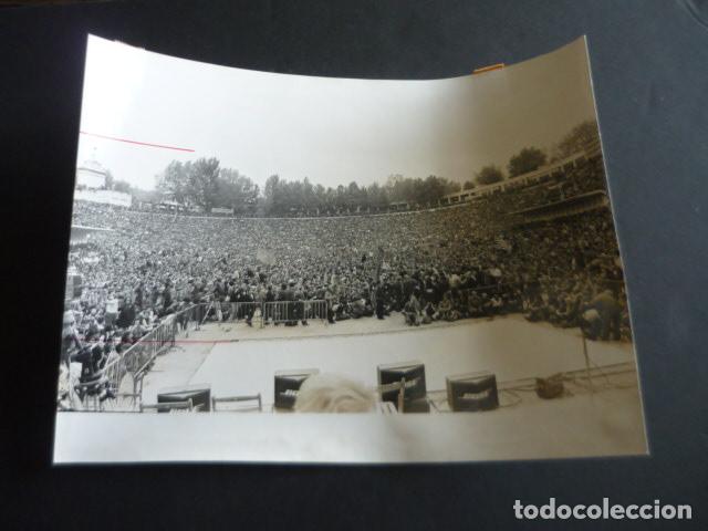 Fotograf&iacute;a antigua: MADRID FIESTA PARTIDO COMUNISTA ESPA&Ntilde;A CASA DE CAMPO TRANSICCION 1977 FOTOGRAFIA ORIGINAL 18 X 24 CM