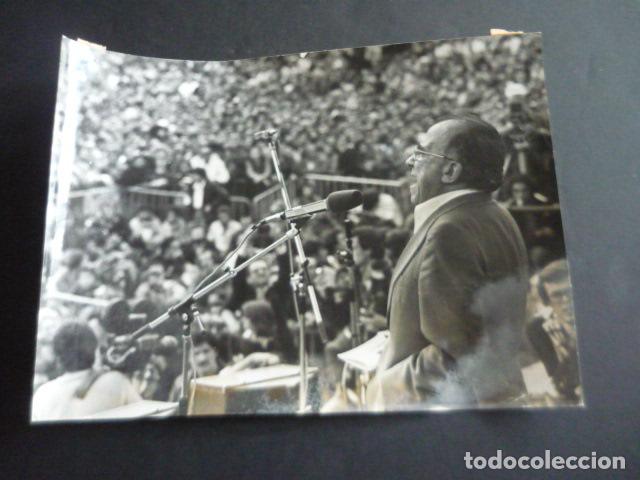 Fotograf&iacute;a antigua: MADRID FIESTA PARTIDO COMUNISTA ESPA&Ntilde;AN SANTIAGO CARRILLO TRANSICCION 1977 FOTOGRAFIA 18 X 24 CM