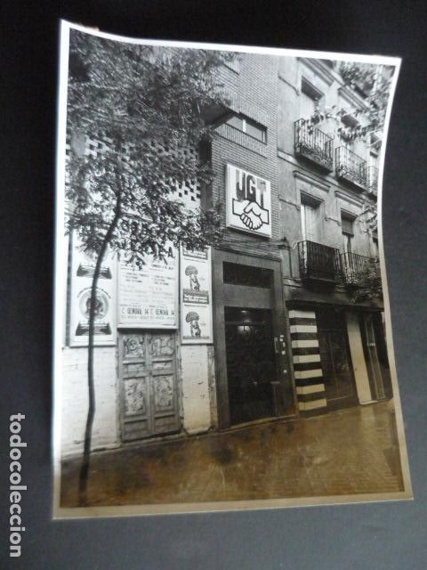 Fotograf&iacute;a antigua: MADRID SEDE DEL SINDICATO UNION GENERAL DE TRABAJADORES TRANSICCION 1977 FOTOGRAFIA 18 X 24 CM