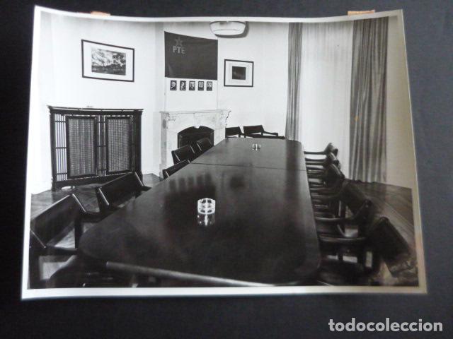 Fotografia antiga: MADRID SEDE DEL PARTIDO DEL TRABAJO DE ESPA&Ntilde;A TRANSICCION 1977 FOTOGRAFIA 18 X 24 CM