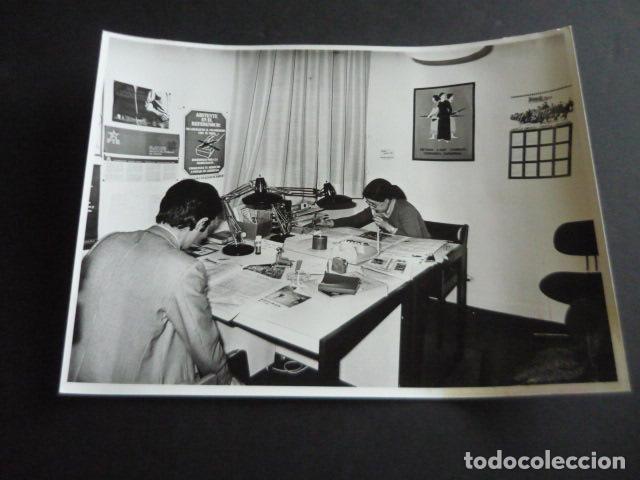 Antique Photography: MADRID SEDE DEL PARTIDO DEL TRABAJO DE ESPA&Ntilde;A TRANSICCION 1977 FOTOGRAFIA 18 X 24 CM