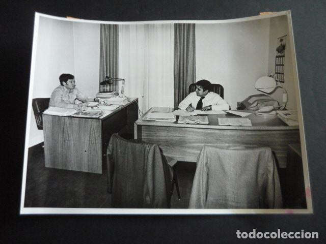 Fotograf&iacute;a antigua: MADRID SEDE DEL PARTIDO DEL TRABAJO DE ESPA&Ntilde;A TRANSICCION 1977 FOTOGRAFIA 18 X 24 CM