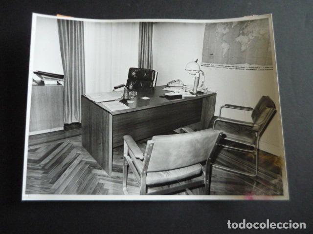 Alte Fotografie: MADRID SEDE DEL PARTIDO DEL TRABAJO DE ESPA&Ntilde;A TRANSICCION 1977 FOTOGRAFIA 18 X 24 CM