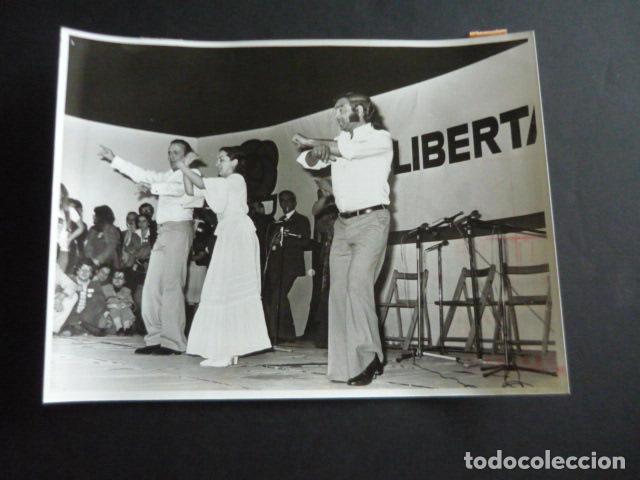 Fotografia antica: MADRID CAMPO DE SAN BLAS CONFERENCIA PSOE Y FIESTA LIBERTAD TRANSICCION 1977 FOTOGRAFIA 18 X 24 CM
