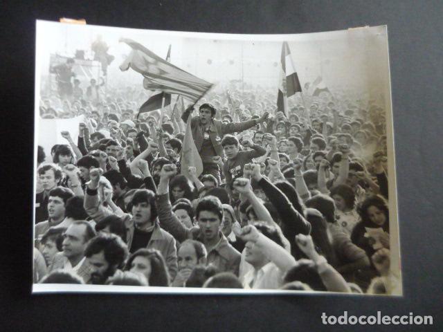 Fotografia antica: MADRID CAMPO DE SAN BLAS CONFERENCIA PSOE Y FIESTA LIBERTAD TRANSICCION 1977 FOTOGRAFIA 18 X 24 CM
