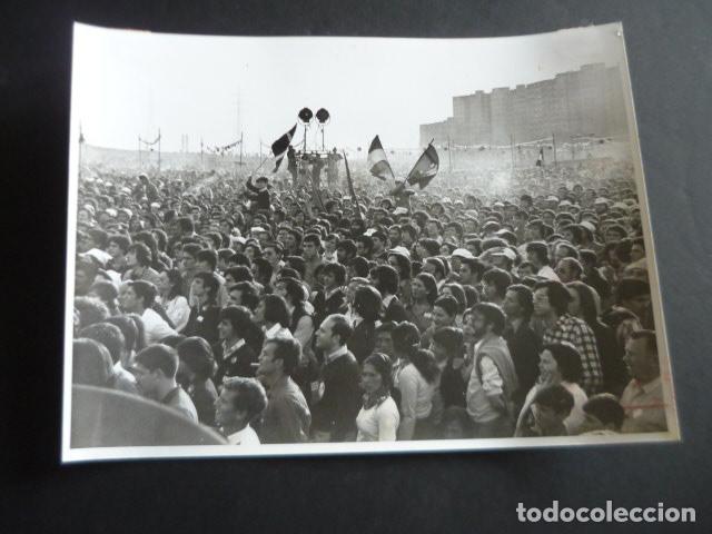 Alte Fotografie: MADRID CAMPO DE SAN BLAS CONFERENCIA PSOE Y FIESTA LIBERTAD TRANSICCION 1977 FOTOGRAFIA 18 X 24 CM