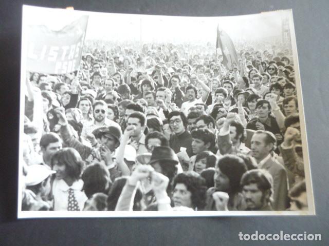 Fotografia antica: MADRID CAMPO DE SAN BLAS CONFERENCIA PSOE Y FIESTA LIBERTAD TRANSICCION 1977 FOTOGRAFIA 18 X 24 CM
