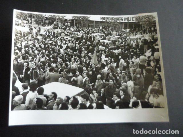 Fotografia antica: MADRID CAMPO DE SAN BLAS CONFERENCIA PSOE Y FIESTA LIBERTAD TRANSICCION 1977 FOTOGRAFIA 18 X 24 CM