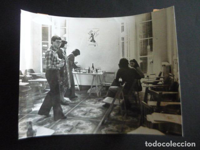 Fotografia antiga: BARCELONA SEDE PARTIDO SOCIALISTA CATALU&Ntilde;A TRANSICCION 1977 FOTOGRAFIA 18 X 24 CM