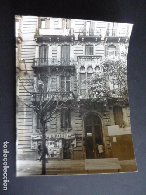 Fotografia antiga: BARCELONA SEDE PARTIDO SOCIALISTA CATALU&Ntilde;A TRANSICCION 1977 FOTOGRAFIA 18 X 24 CM