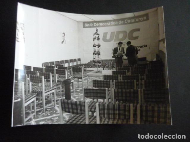 Fotografia antiga: BARCELONA SEDE UNIO DEMOCRATICA DE CATALU&Ntilde;A TRANSICCION 1977 FOTOGRAFIA 18 X 24 CM