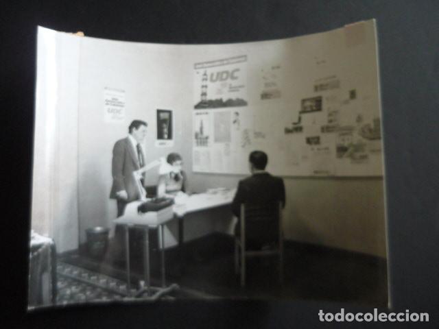 Fotografia antiga: BARCELONA SEDE UNIO DEMOCRATICA DE CATALU&Ntilde;A TRANSICCION 1977 FOTOGRAFIA 18 X 24 CM