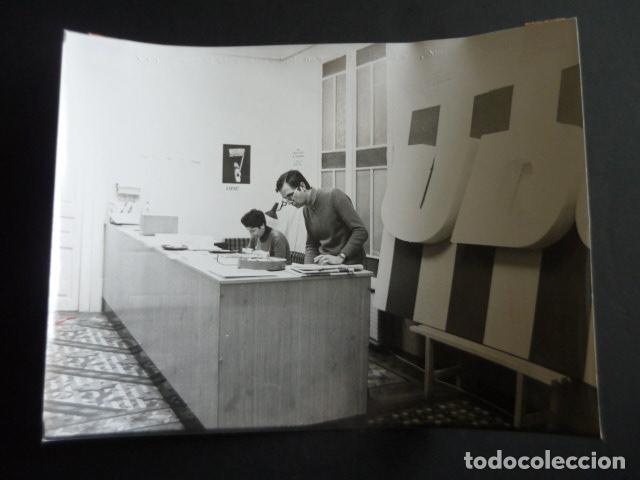 Fotografia antiga: BARCELONA SEDE UNIO DEMOCRATICA DE CATALU&Ntilde;A TRANSICCION 1977 FOTOGRAFIA 18 X 24 CM