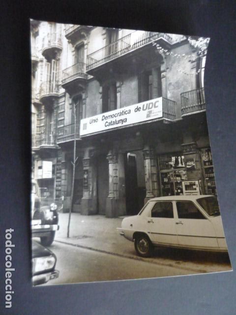 Fotografia antiga: BARCELONA SEDE UNIO DEMOCRATICA DE CATALU&Ntilde;A TRANSICCION 1977 FOTOGRAFIA 18 X 24 CM