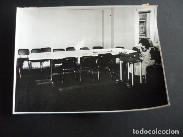 Fotografia antiga: BARCELONA SEDE FEDERACION DE PARTIDOS SOCIALISTAS TRANSICCION 1977 FOTOGRAFIA 18 X 24 CM