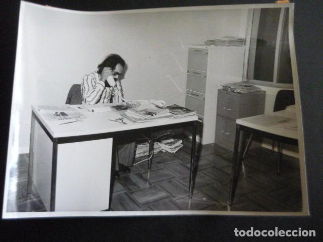 Fotografia antiga: BARCELONA SEDE FEDERACION DE PARTIDOS SOCIALISTAS TRANSICCION 1977 FOTOGRAFIA 18 X 24 CM