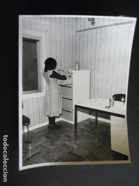 Fotografia antiga: BARCELONA SEDE FEDERACION DE PARTIDOS SOCIALISTAS TRANSICCION 1977 FOTOGRAFIA 18 X 24 CM