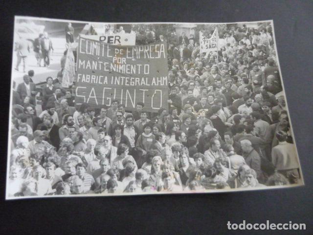 Fotografia antica: SAGUNTO VALENCIA MANIFESTACION TRABAJADORES ALTOS HORNOS DEL MEDITERRANEO FOTOGRAFIA 18 X 24 CM