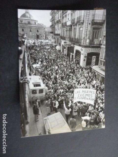 Fotografia antica: SAGUNTO VALENCIA MANIFESTACION TRABAJADORES ALTOS HORNOS DEL MEDITERRANEO FOTOGRAFIA 18 X 13 CM