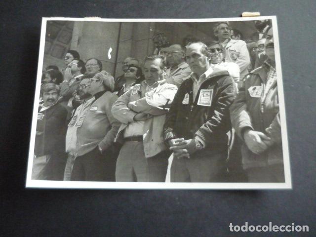 Alte Fotografie: MADRID FIESTA 1 DE MAYO 1982 CARRILLO CAMACHO Y REDONDO FOTOGRAFIA 18 X 13 CM