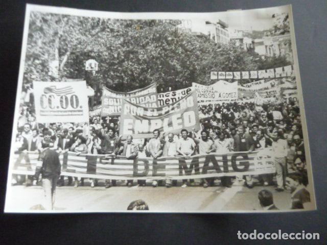 Fotografia antica: BARCELONA MANIFESTACION FIESTA 1 DE MAYO 1983 FOTOGRAFIA 18 X 24 CM
