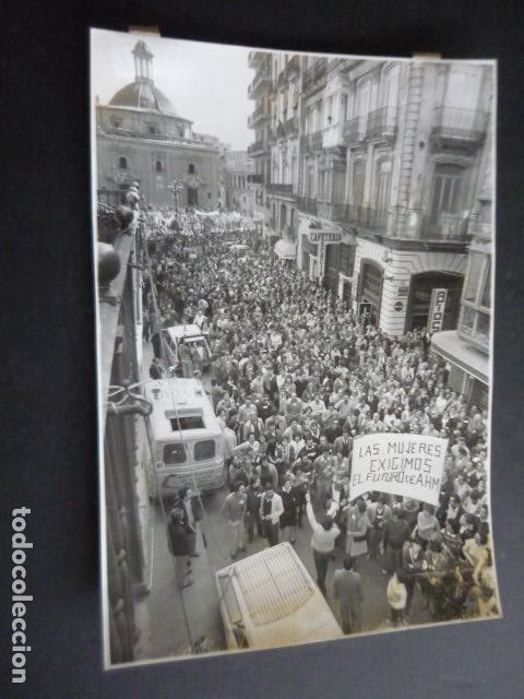 Fotografia antica: VALENCIA MANIFESTACION TRABAJADORES ALTOS HORNOS DEL MEDITERRANEO FOTOGRAFIA 18 X 24 CM