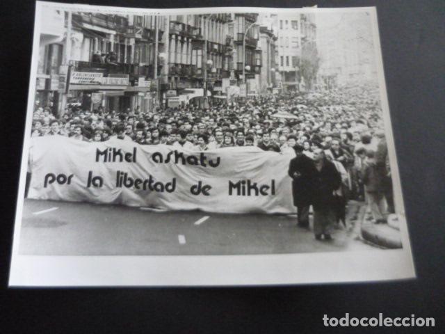 Fotografia antica: SAN SEBASTIAN MANIFESTACION MIKEL IGNACIO ECHEVARRIA SECUESTRO ETA TERRORISMO FOTOGRAFIA 18 X 24 CM