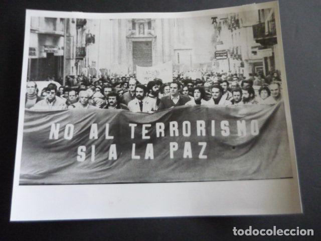Fotografia antica: IRUN GUIPUZCOA MANIFESTACION CONTRA ETA TERRORISMO FOTOGRAFIA 18 X 24 CM