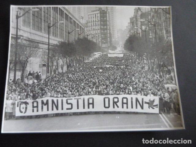 Fotografia antica: BILBAO MANIFESTACION AMNISTIA PRESOS ETA TERRORISMO FOTOGRAFIA 18 X 24 CM