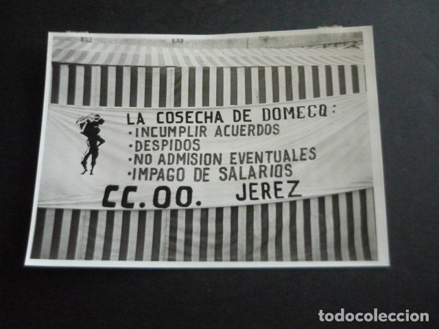 Fotografia antica: JEREZ DE LA FRONTERA CADIZ HUELGA TRABAJADORES BODEGAS DOMECQ FOTOGRAFIA 18 X 13 CM