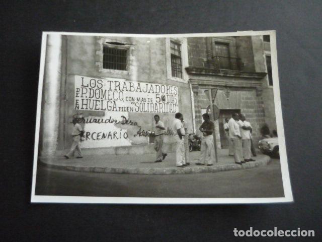 Fotografia antica: JEREZ DE LA FRONTERA CADIZ HUELGA TRABAJADORES BODEGAS DOMECQ FOTOGRAFIA 18 X 13 CM