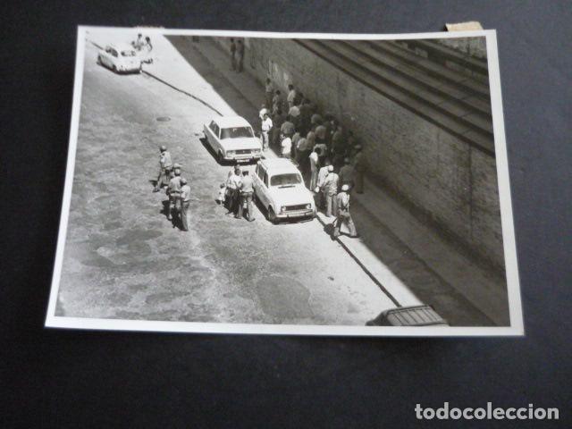 Fotografia antica: JEREZ DE LA FRONTERA CADIZ HUELGA TRABAJADORES BODEGAS DOMECQ FOTOGRAFIA 18 X 13 CM