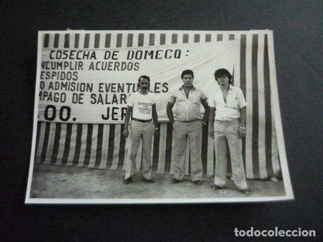 Fotografia antica: JEREZ DE LA FRONTERA CADIZ HUELGA TRABAJADORES BODEGAS DOMECQ FOTOGRAFIA 18 X 13 CM