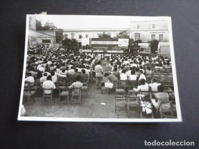 Fotografia antica: JEREZ DE LA FRONTERA CADIZ HUELGA TRABAJADORES BODEGAS DOMECQ FOTOGRAFIA 18 X 13 CM
