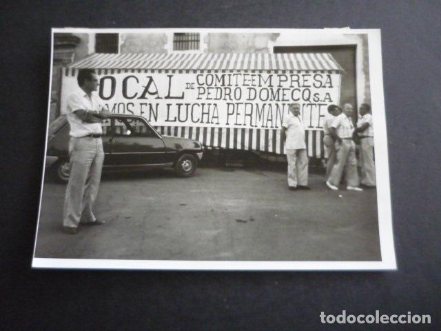 Fotografia antica: JEREZ DE LA FRONTERA CADIZ HUELGA TRABAJADORES BODEGAS DOMECQ FOTOGRAFIA 18 X 13 CM