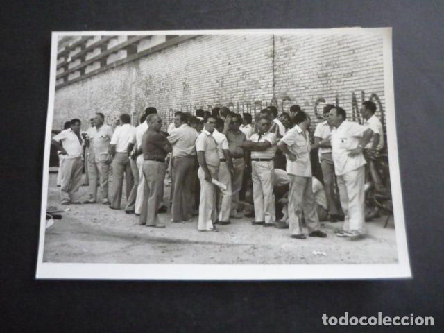 Fotografia antica: JEREZ DE LA FRONTERA CADIZ HUELGA TRABAJADORES BODEGAS DOMECQ FOTOGRAFIA 18 X 13 CM