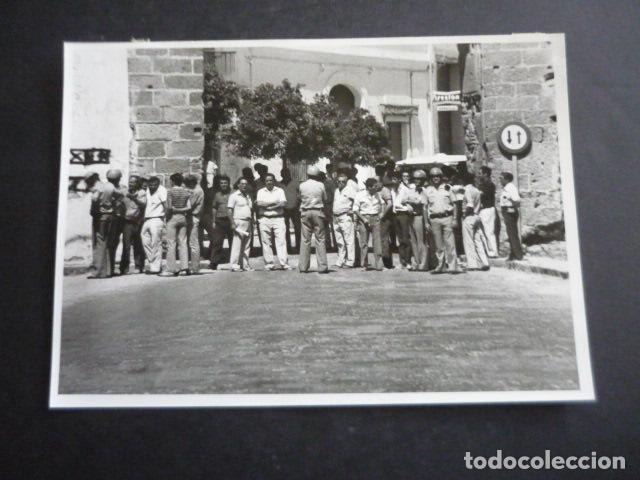 Fotografia antica: JEREZ DE LA FRONTERA CADIZ HUELGA TRABAJADORES BODEGAS DOMECQ FOTOGRAFIA 18 X 13 CM