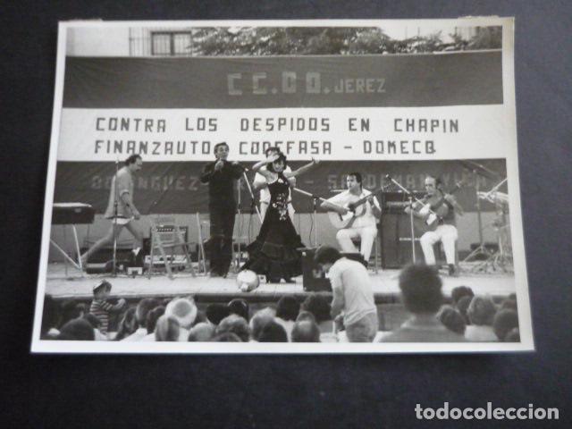 Fotografia antica: JEREZ DE LA FRONTERA CADIZ HUELGA TRABAJADORES BODEGAS DOMECQ FOTOGRAFIA 18 X 13 CM