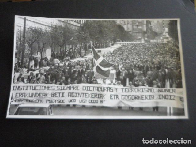 Fotograf&iacute;a antigua: BILBAO MANIFESTACION ASESINATO INGENIERO ANGEL PASCUAL TERRORISMO ETA FOTOGRAFIA 30 X 18 CM