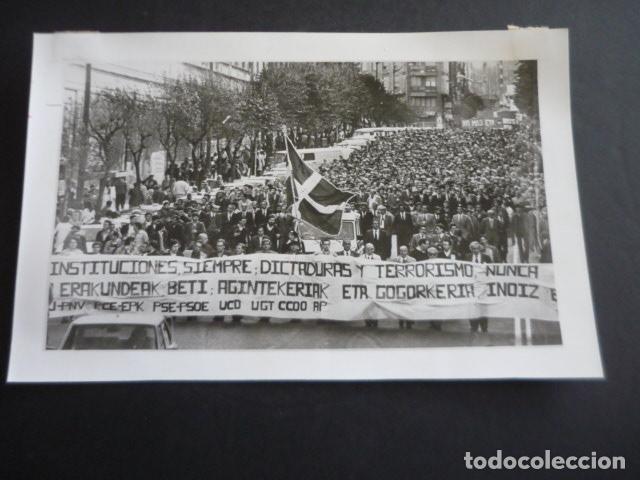 Fotograf&iacute;a antigua: BILBAO MANIFESTACION ASESINATO INGENIERO ANGEL PASCUAL TERRORISMO ETA FOTOGRAFIA 15 X 24 CM