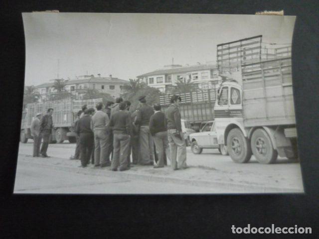 Alte Fotografie: MURCIA MANIFESTACION DE CAMIONEROS POR MUERTE EN LORCA CAMION FOTOGRAFIA 13 X 18 CM