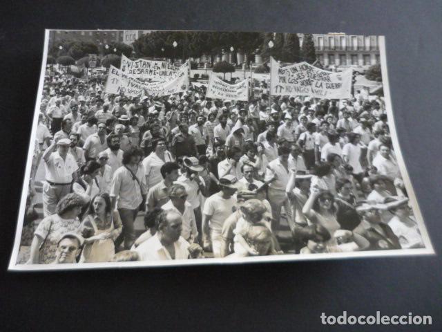 Antique Photography: MADRID MANIFESTACION CONTRA LA OTAN FOTOGRAFIA 18 X 24 CM