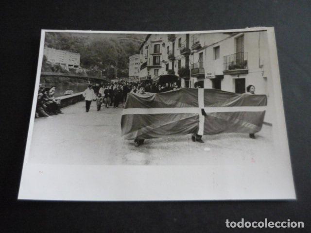 Antique Photography: OYARZUN GUIPUZCOA MANIFESTACION POR PUERTE PRO ETARRA ETA TERRORISMO FOTOGRAFIA 18 X 13 CM